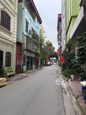 nhà mới 7 tầng thang máy - 40m2 - gara ô tô - đầy đủ nội thất - nguyễn văn cừ.