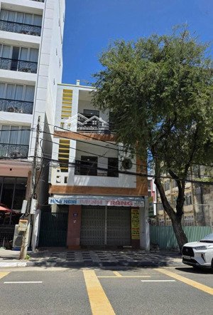 cần tiền đầu tư bán nhanh căn khách sạn 4 tầng mặt tiền phan chu trinh sát bãi tắm thùy vân xây 7 t