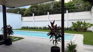 bán gấp nhà mặt phố tại thảo điền, với 550m2, đường lớn ô tô đi lại thoải mái.