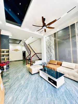 nhà mới xây 100m2. 3 tầng ,4pn, 4wc.cách đường nguyễn hữu 100m. giá 5 tỷ 555tr.lh oanh