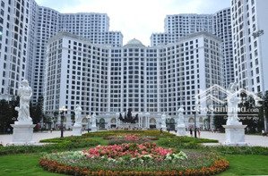 cần bán căn hộ cc chính chủ tòa r2b royal city tầng trung.