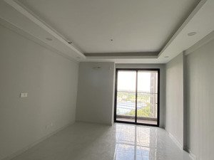 ch studio view trực diện hồ bơi, hướng đn mát mẻ cả ngày. nhà trống có rèm chỉ 4tr/tháng