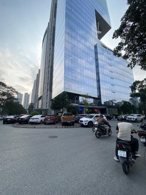 cho thuê lô góc mp hoàng quốc việt, dt 60mx5t, mọi mô hình kd, giá iu thương 55tr lh 