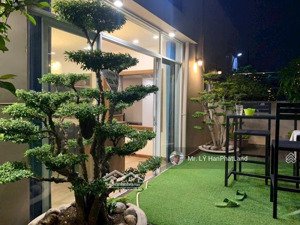 căn penhouse 2 mặt tiền 180 m2, gần sông mát mẻ, ngắm thành phố về đêm đẹp lắm