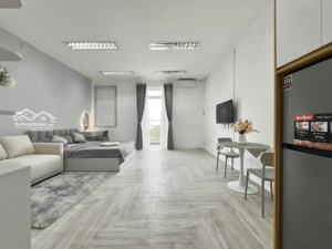 căn hộ 1pn, 1wc gần ngã tư hàng xanh, bình thạnh ban công rộng 40m2, giá 7.2 triệu