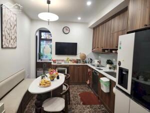 Bán Tập thể Kim Ngưu, Hai Bà Trưng, 179m2 gồm 3 ngủ, 2WC, nội thất cao cấp, có sân vườn đẹp hơn Chung cư. Dân trí cao, an ninh tốt.