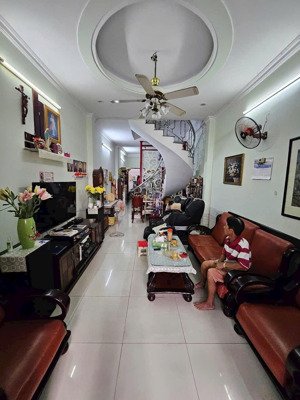 bán nhà 1 trệt 2 lầu sân thượng. lê hoàng phái p17 gv. hẻm xe hơi . dt 3.6 x 15 . giá 5.8 ty