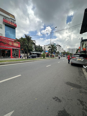 sát phú mỹ hưng bán nhà q7 ngang 7x37m tặng luôn dãy 6 phòng trọ sẵn dòng tiền đều đặn - chỉ 16tỷ8