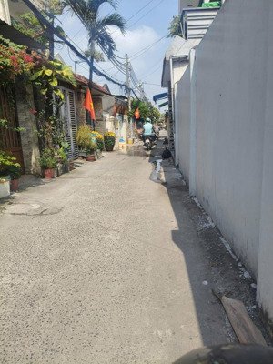 bán nhà sát đường hà huy giáp, phường thạnh lộc,q12 4 tầng 4pn 68m hẻm ô tô, tặng nội thất