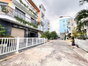 đất hẻm 43 vườn lài, sau lưng đh nguyễn tất thành , khu dân cư đông đúc