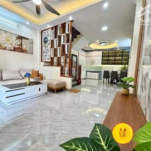 chính chủ b án nhà gần quận uỷ bắc từ liêm 45m2, 5 tầng oto đỗ cổng, nhú 6 tỷ