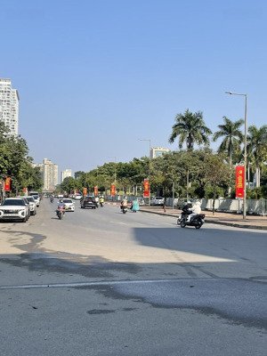 - cần nhượng mảnh đất lô góc mặt phố miếu đầm 62m mặt tiền 7,2m sổ đỏ chính chủ giá 33 ty