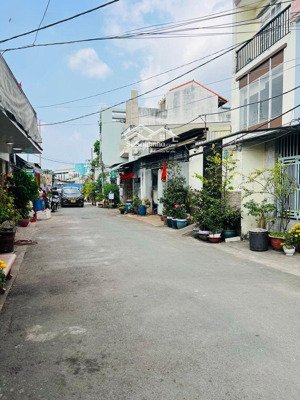 nhà hơn 70m2 hẻm oto tới cửa,nhà mới tới ở ngay trục mã lò.bình tân chỉ nhỉnh 6 đồng(tl chủ).