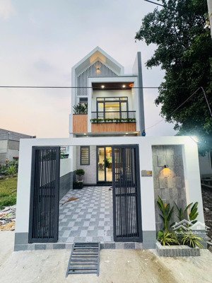 bán nhà mới xây gần chợ mỹ hạnh, cách giồng lớn vào 200m, nhà 3pn dân cư đông