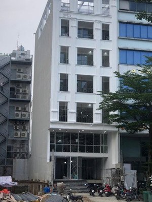cho thuê tòa văn phòng mới xây tại da huy hoàng đường trương văn bang , 210tr , 160m2, mặt tiền 8m