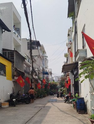 nhà mặt hẻm chiến lược. mã lò 5 tầng 4.5x12 giá chỉ hơn 6 tỷ xíu