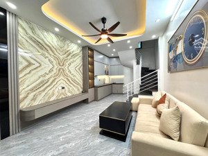 bán gấp toà 6 tầng - ở ngay- thông thoáng phố- trung tâm