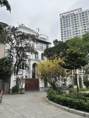 căn biệt thự đẹp nhất vườn đào view vườn hoa- lottee tây hồ