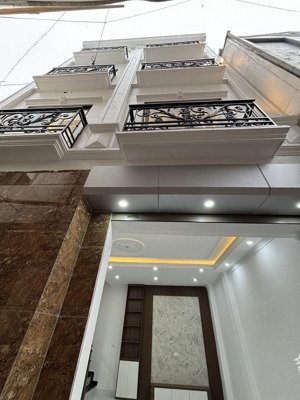 hàng xóm vũ lăng- thanh trì- oto đậu cửa - 10m ra oto tránh thông