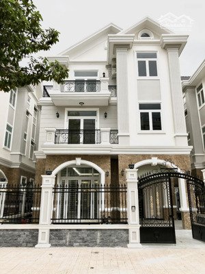 bán biệt thự phố đi bộ bạch đằng thủ dầu một, 12x18m, 3 tầng 7 phòng ngủ, hướng nam, giá 25 tỷ