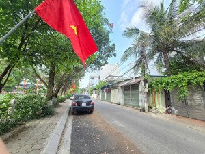 bán nhà phúc lợi- đường 3 xe tải tránh- kinh doanh . dt:155m2,3 tầng,mt:7.6m. giá:thương lượng.