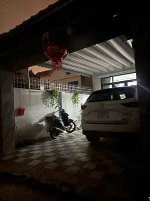 chủ cần bán gấp vì chuyển công tác. ô tô vào nhà, thoáng trước sau. giá rẻ hơn cả đất.