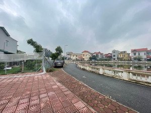 đất Bát Khối, Lô Góc, View Hồ, Mặt Tiền Rộng. Chủ Cần Tiền Bán Gấp.
