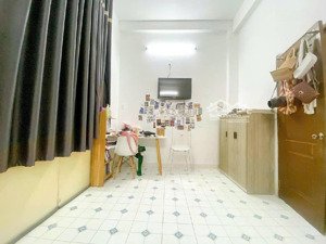 trung tâm quận 11- 3 tầng kiên cố - ngang 5.5m - hẻm 10 mét thông - - sổ đẹp - 7. x tỷ