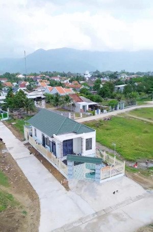 chính chủ bán nhà mới xây lô góc trung tâm xã vạn ninh, xây đẹp hướng biển rất rộng dãi chắc chắn