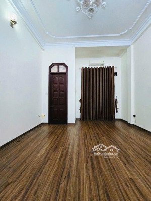 *cực hot-nhỉnh 8 tỷ- nhà đẹp-phân lô-35 m2-mặt tiền rộng- không lỗi phong thuỷ-ngõ thông-gần ô tô