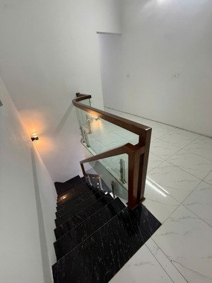 bán gấp nhà tầng 50m2 ngay sân bóng đông mỹ chỉ nhỉnh 5.x tỷ. không lỗi, giá rẻ. 