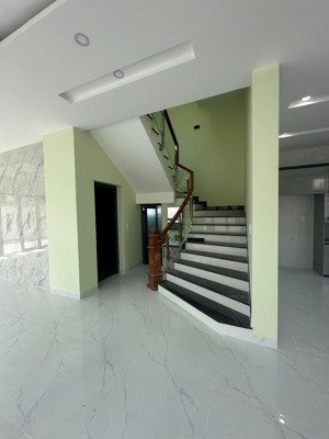 biệt thự mới 100% cần cho thuê ngay liên phường, đường rộng 15m, khu an ninh, gía 30tr