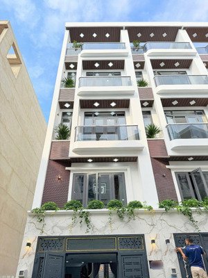 nhà diện tích lớn (80m2) - có ô chừa thang máy - đường nhựa 7m - dãy nhà đồng bộ - kdc an ninh