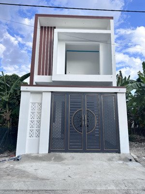 chính chủ cần bán nhà mới 1 trệt 1 lầu khu đô thị richhome2 giá 2tỷ250 hỗ trợ bank. lh 