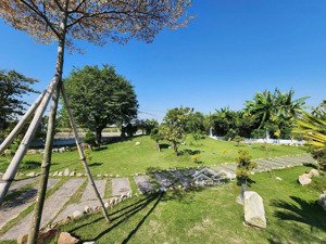 nhà vườn 2241m2 tại hoà nghĩa dương kinh, hải phòng.
có sẵn khuôn viên nhà vườn, ao cá, nhà ở 2 phố