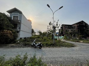 cần bán gấp lô góc biệt thự kdc 13e làng việt kiều dt 207.5m2, sổ cty xd ngay giá 48tr/m2