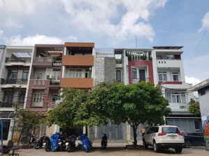 cần bán nhà đối diện công viên hxh 6m đậu ngủ trước cửa bề ngang 4,5m khu dân trí cao giá 10.5ty tl