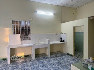 nhà mới sơn sạch đẹp, cần bán vào ở liền.