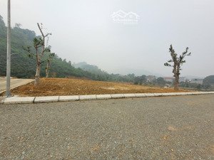 bán mảnh đất vuông vắn 3 mặt tiền, 4 mặt thoáng, view đẹp