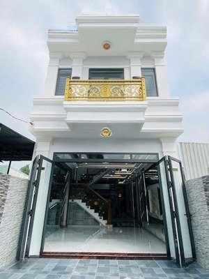 bán nhà cực đẹp 1 trệt 1 lầu gần nhà thờ và chợ, sân bóng dĩ an