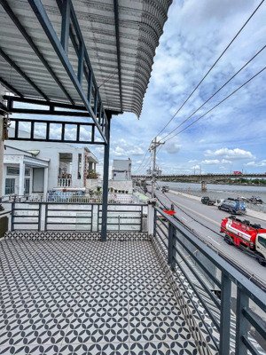 bán nhà mặt tiền đường tầm vu view sông rất đẹp , lộ lề rộng rãi đậu xe thoải mái