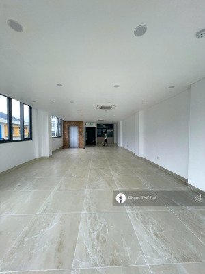 mb văn phòng 80m2 bát nàn giá 25 triệu nội thất cơ bản. lh em đạt hỗ trợ coi thực tế mặt bằng này.