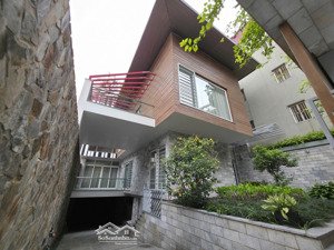 cho thuê nhà 4 phòng ngủ hiện đại tại tây hồ, ô tô có thể vào được