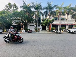 cho thuê biệt thự song lập khu mỹ hoàng, phú mỹ hưng, 210m2(10,5x20) có thang máy, đường lớn, ít nt