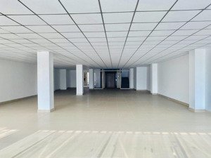 cho thuê nhà 2 tầng mặt tiền nguyễn thị minh khai - dt 675m2 ngang 21.6m