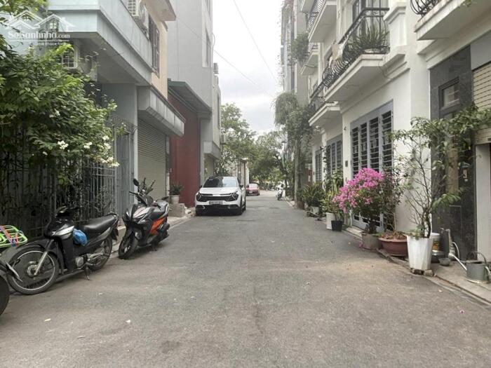 Hình ảnh Bán đất tổ 8 Thạch Bàn, đường thông ô tô tránh giá chỉ 10,7 tỷ có ngay 65,6m2 0