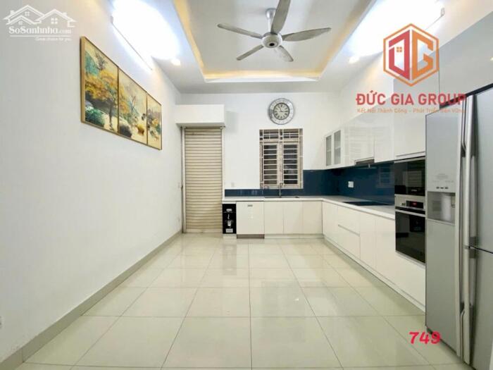 Hình ảnh Bán nhà mặt tiền đường D9 khu dân cư D2D; 1 trệt 3 lầu nội thất cao cấp; sổ hồng hoàn công 286m2 sàn giá 11.5 tỷ 6