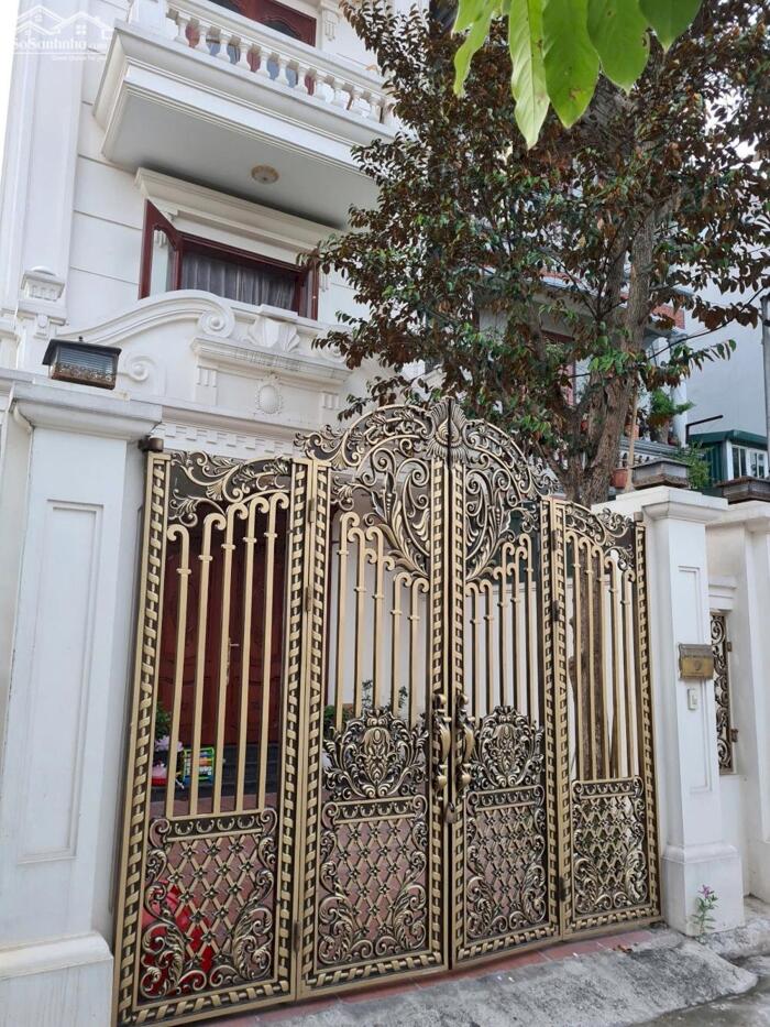 Hình ảnh Vỡ nợ tài chính cần Bán nhà 4,5 tầng tổ 5 Giang Biên, ô tô 7 chỗ vào nhà, gần chợ gần trường tiện ích đầy đủ 2