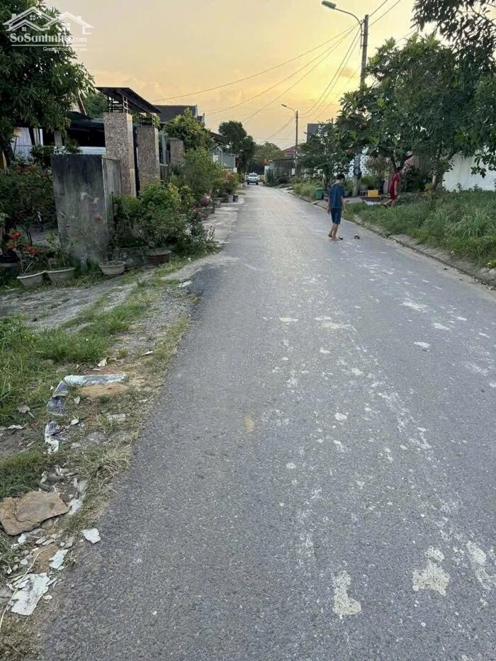 Hình ảnh Diện tích: 5 x 20m – vuông vắn, dễ xây dựng Hướng: Tây Bắc Vị trí trung tâm, gần chợ, trường học, bệnh viện, khu dân cư hiện hữu 1