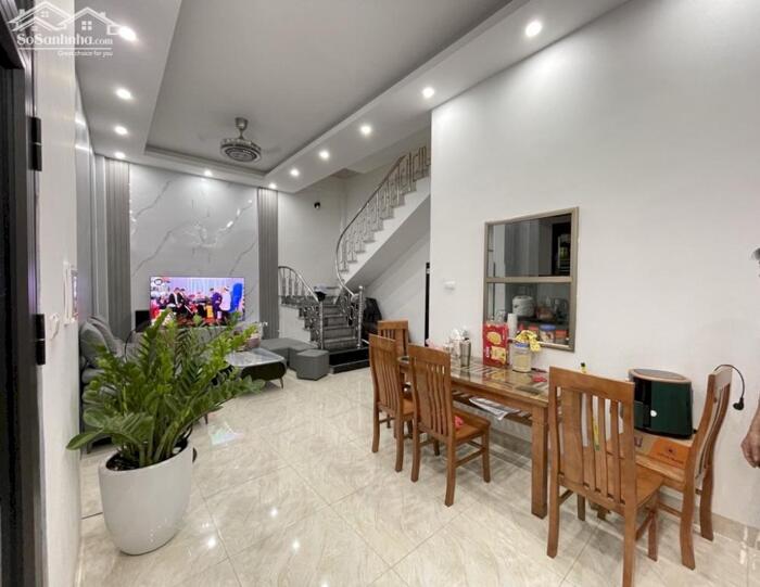 Hình ảnh Cần Tiền Bán Gấp Nhà Bồ Đề, Long Biên 3T, 48m2, giá 8 tỷ 3